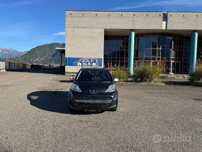Usata Peugeot 107 Allure 68 CV (50 kW) 2011 Nero Utilitaria