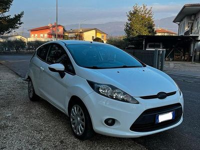 Usata Ford Fiesta 60 CV (44 kW) 2010 Bianco Utilitaria