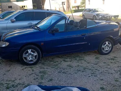 Usata Renault Mégane Cabriolet 90 CV (66 kW) 1998 Bluazzurro Cabrio
