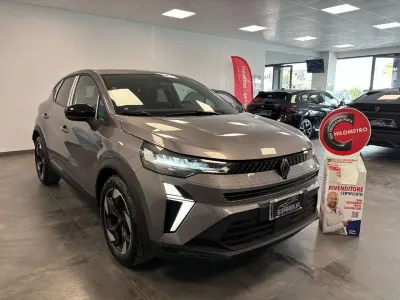 Nuova Renault Captur Techno 101 CV (74 kW) 2025 Grigio scuro SUV