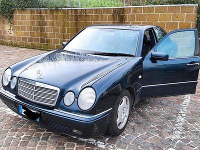 Usata Mercedes E220 143 CV (105 kW) 1999 Blu Berlina