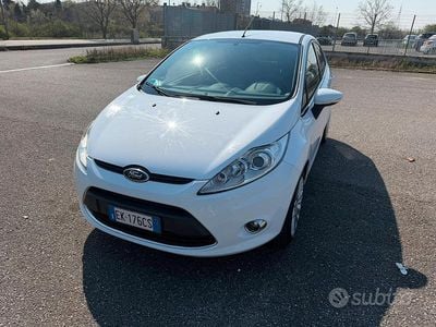 Usata Ford Fiesta 82 CV (60 kW) 2011 Bianco Utilitaria