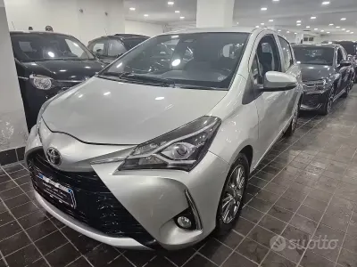 Usata Toyota Yaris Lounge 111 CV (81 kW) 2019 Grigio Berlina