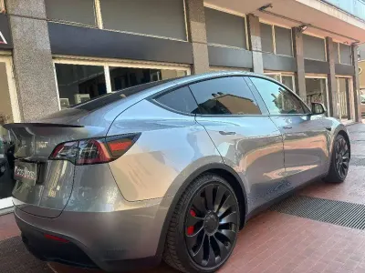 Usata Tesla Model Y Performance 155 kW (211 CV) 2024 Grigio SUV