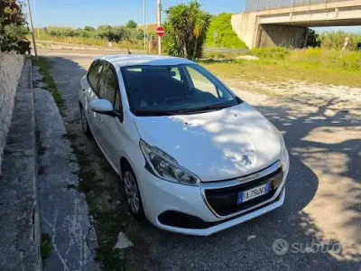 Usata Peugeot 208 68 CV (50 kW) 2015 Bianco Utilitaria