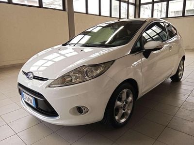 Usata Ford Fiesta Titanium 82 CV (60 kW) 2010 Bianco Utilitaria