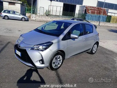 Usata Toyota Yaris Active 111 CV (81 kW) 2019 Grigio Berlina