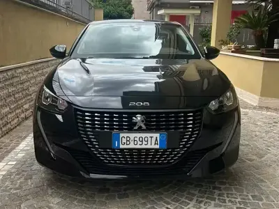Usata Peugeot 208 75 CV (55 kW) 2020 Nero Utilitaria