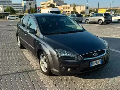 Käytetty Ford Focus 90 HP (66 kW) 2006 Sedan
