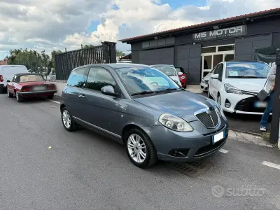 Gebraucht Lancia Ypsilon 77 PS (56 kW) 2010 Grau Kleinwagen