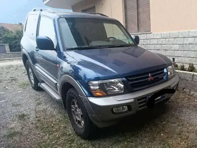 Usata Mitsubishi Pajero 160 CV (117 kW) 2001 Blu/azzurro SUV