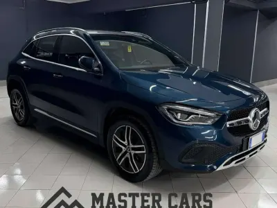 Usata Mercedes GLA200 150 CV (110 kW) 2022 Blu denim SUV