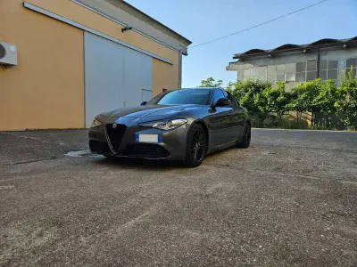 Usata Alfa Romeo Giulia Super 179 CV (131 kW) 2017 Grigio Berlina