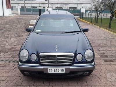 Usado Mercedes E300 177 CV (130 kW) 2000 Azul Familiar