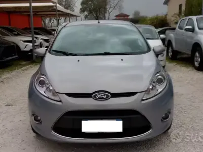 Usado Ford Fiesta Titanium 68 HP (50 kW) 2011 Cinzento Sedan