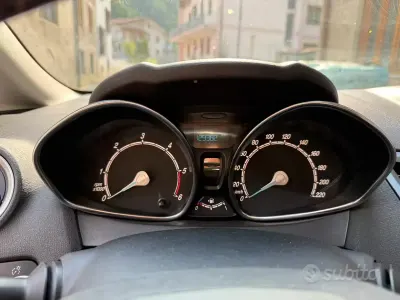 Gebraucht Ford Fiesta 75 PS (55 kW) 2016 Schwarz Kleinwagen