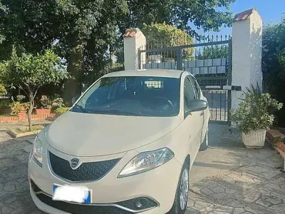 Usata Lancia Ypsilon Gold 69 CV (50 kW) 2016 Beige Utilitaria