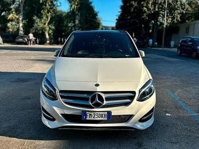Usata Mercedes B200 156 CV (114 kW) 2017 Bianco Monovolume