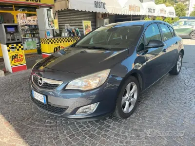 Usata Opel Astra 110 CV (80 kW) 2010 Blu Berlina