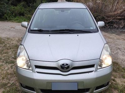 Begagnad Toyota Corolla Verso 116 HK (85 kW) 2004 Grå Minibuss