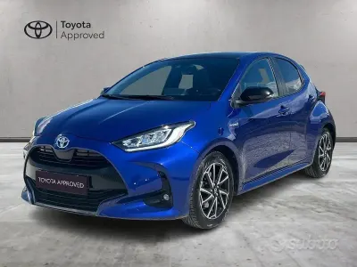 Begagnad Toyota Yaris Hybrid Lounge 92 HK (67 kW) 2021 Blå Sedan