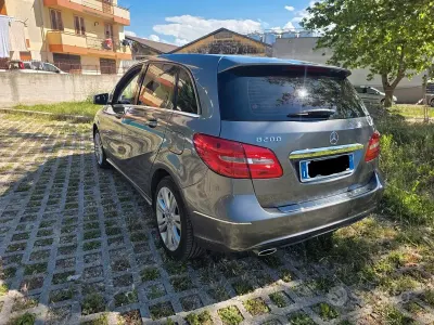 Usata Mercedes B200 156 CV (114 kW) 2012 Grigio Monovolume