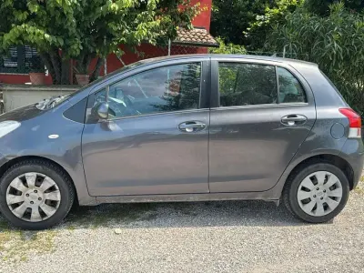 Usata Toyota Yaris 65 CV (47 kW) 2009 Grigio Utilitaria