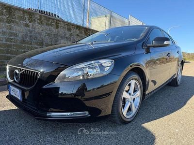 Usata Volvo V40 120 CV (88 kW) 2018 Nero Berlina