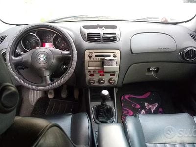 Usata Alfa Romeo 147 115 CV (84 kW) 2002 Grigio Utilitaria