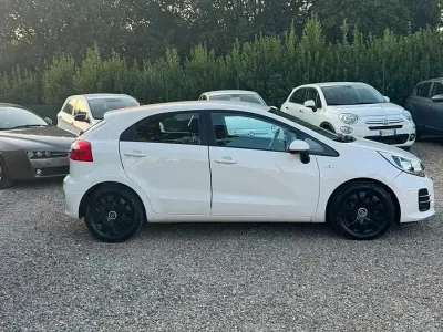Usata Kia Rio 75 CV (55 kW) 2015 Bianco Coupé