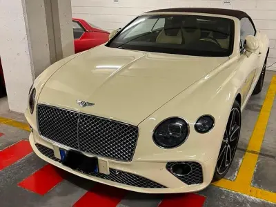 Usata Bentley Continental GT Convertible 550 CV (404 kW) 2023 Marrone Cabrio