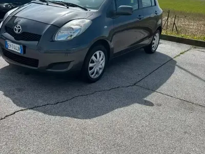 Usata Toyota Yaris 69 CV (50 kW) 2011 Grigio Utilitaria