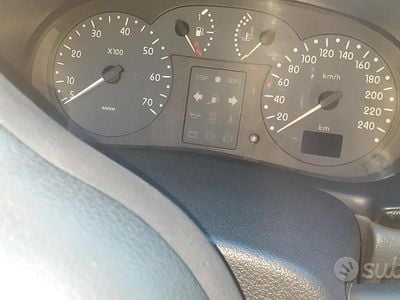 Usata Renault Clio II 58 CV (42 kW) 2000 Grigio Utilitaria