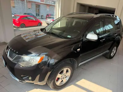 Usata Mitsubishi Outlander Invite 140 CV (102 kW) 2009 Nero SUV