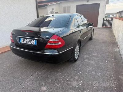 Usata Mercedes E270 Elegance 177 CV (130 kW) 2004 Nero Berlina
