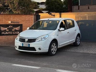 Usata Dacia Sandero Lauréate 75 CV (55 kW) 2008 Bianco Utilitaria