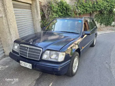 Usata Mercedes E300 188 CV (138 kW) 1995 Blu/azzurro Station wagon