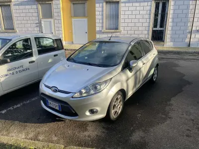 Usata Ford Fiesta Business Edition 97 CV (71 kW) 2012 Argento Berlina