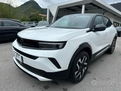 Usata Opel Mokka S 131 CV (96 kW) 2025 Arktis white tetto nero SUV