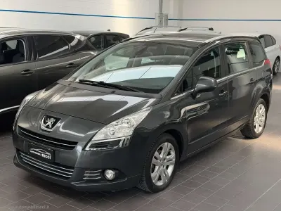 Usado Peugeot 5008 115 CV (84 kW) 2013 Gris Monovolumen
