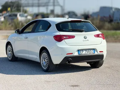 Usata Alfa Romeo Giulietta 105 CV (77 kW) 2012 Bianco Utilitaria