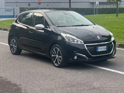 Käytetty Peugeot 208 75 HP (55 kW) 2018 Musta Viistoperä