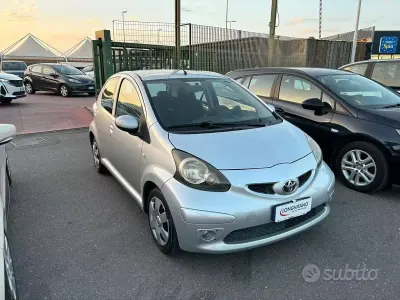 Usata Toyota Aygo 68 CV (50 kW) 2007 Grigio Utilitaria