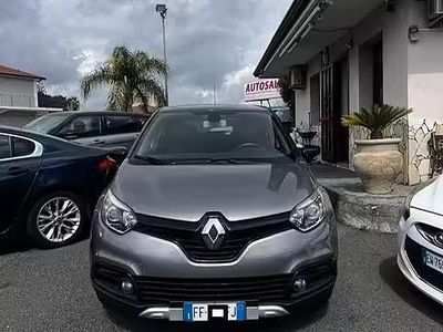 Usata Renault Captur 90 CV (66 kW) 2017 Grigio SUV