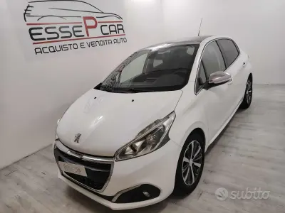 Usata Peugeot 208 Allure 75 CV (55 kW) 2015 Bianco Utilitaria