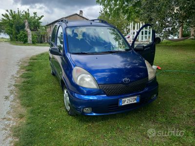 usata Toyota Yaris 1.3 benzina 2001