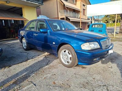 Usata Mercedes C250 Elegance 150 CV (110 kW) 2000 Blu Station wagon