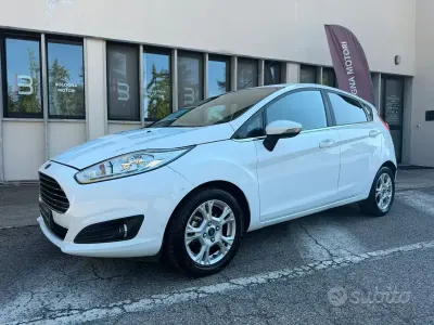 Usata Ford Fiesta 75 CV (55 kW) 2017 Bianco Utilitaria