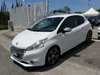 Usata Peugeot 208 Access 92 CV (67 kW) 2012 Bianco Utilitaria