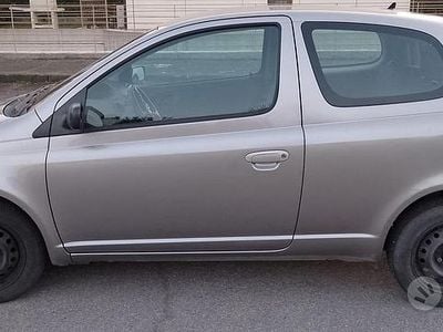 Begagnad Toyota Yaris 68 HK (50 kW) 2003 Grå Halvkombi